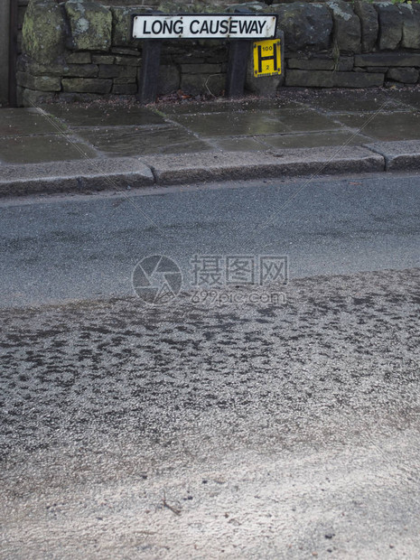 在雨火标志和被称为西日桥长道的公路上铺图片