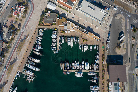 航拍建筑群Formentera的美丽的绿宝石湾背景