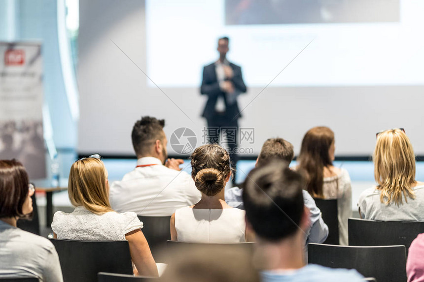男发言人在商务活动的会议厅发表演讲会议厅的观众商业和创业理念专注于观众中图片