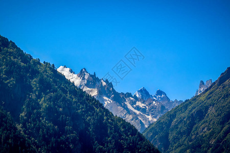 从东南方向看大高加索山脉和乌什巴山峰图片