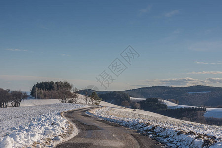 冬天有雪的道路和许多弯道图片