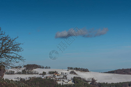 冬天有空和一朵云的雪景图片