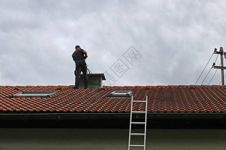 屋顶上的烟囱清扫器用图片