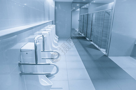 男子厕所在公共洗手间用蓝色调图片
