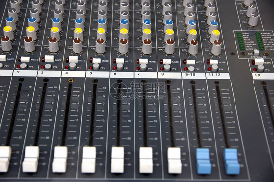 音频混音器控制台录音室中的音乐混音器控制面板带有推子和调节旋钮的音图片