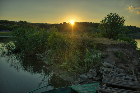 日落在村里的湖上从一图片