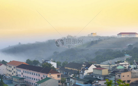 这座城市在清晨美丽的雾中沉没图片