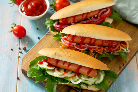 美国传统快餐烤肉热狗木制桌上有新图片素材