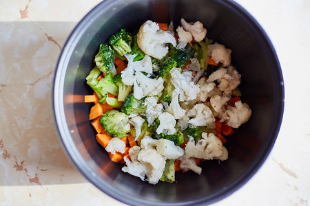 蔬菜混合的西兰花菜花和胡萝卜在锅里图片