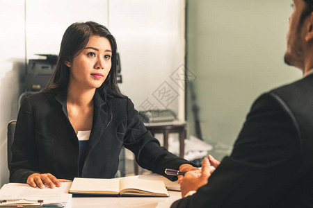 人力资源部的女商人在考虑他的简历文件的同时图片