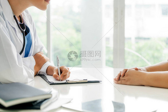 女患者在医院办公室的妇科检查期间拜访女医生或妇科医生妇科保图片