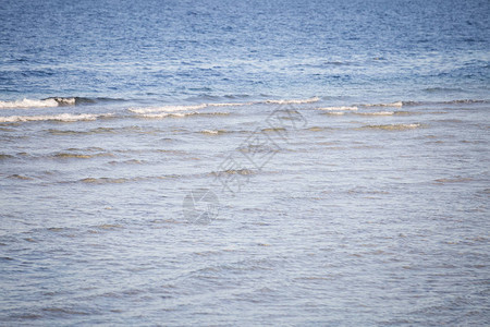 海滩夏日背景下的海浪图片