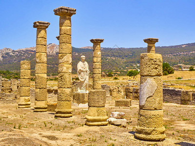 大巴西利卡的遗迹和罗马皇帝特拉扬在西班牙安达卢西亚塔里法巴洛克劳迪娅考图片