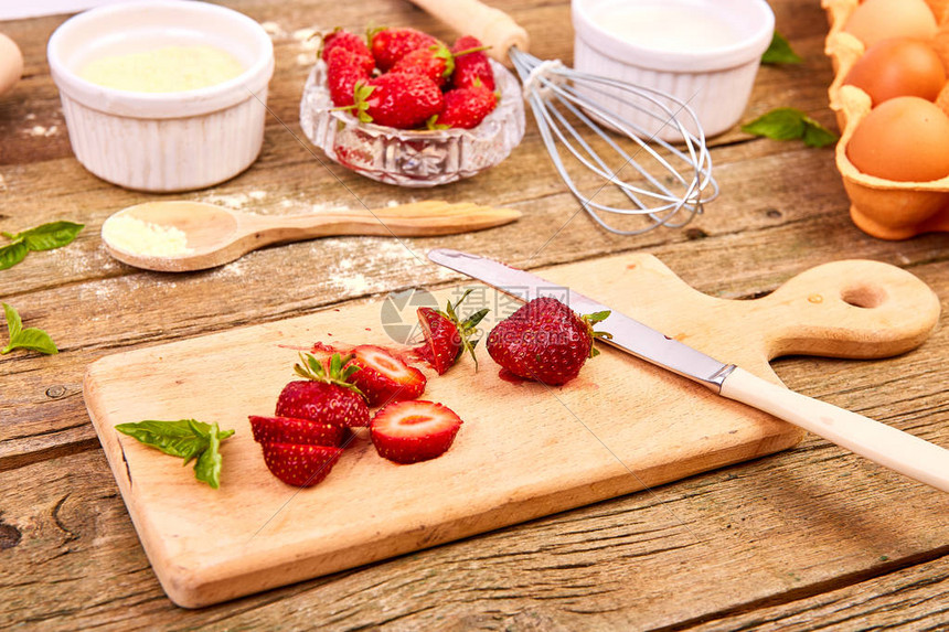 切菜板上的草莓草莓派的食谱在乡村背景下烹饪草莓派或蛋糕的原料顶视图图片