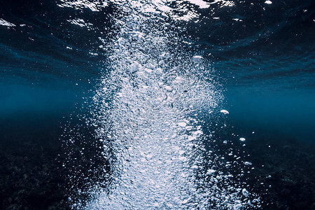 水下的气泡水下的海洋图片