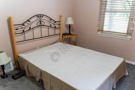 空的卧室只有床架弹簧床垫和夜架搬出图片
