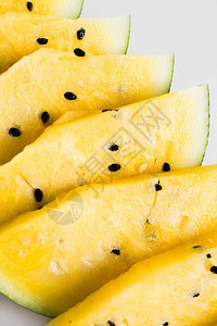 白色背景上的成熟黄色西瓜夏季食物图片
