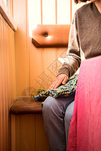 妇女用厚薄纱编织衣服编织产品女孩在家图片