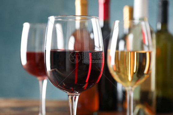 玻璃杯和瓶子木桌上装着葡萄酒图片