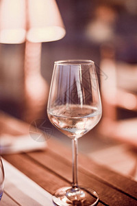餐厅桌上的白葡萄酒杯彩色照片光点和亮点图片