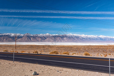 穿越沙漠的公路旅行图片