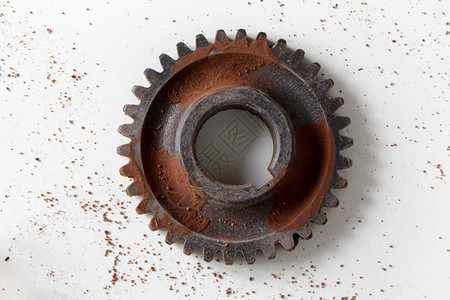 巧克力芯片散落在光滑的表面上图片