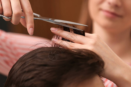 理发师在美容院用专业剪刀做图片