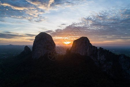 日落时的景观森林和山脉与暮色天空鸟瞰图图片