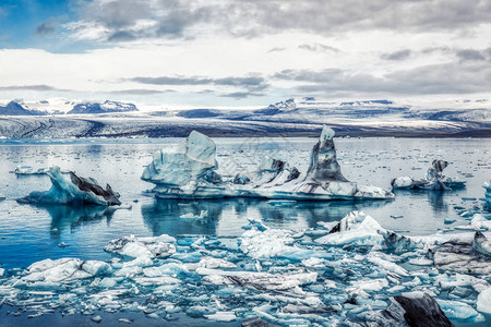 在Jokulsarlon冰川环礁湖上令人惊叹的冰山形成詹姆士邦德电影图片