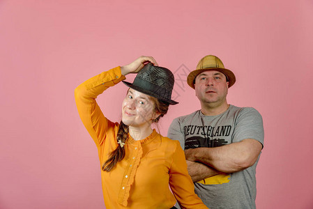 一个男人和一个戴着草帽的女人在红色背景上假扮成摄影图片