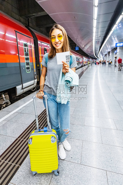 携带行李和手提箱的女孩旅行者图片
