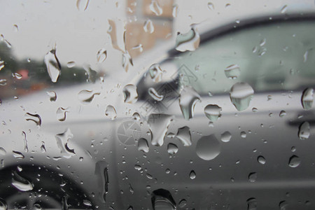 车内汽车玻璃风景上的雨滴灰色汽图片