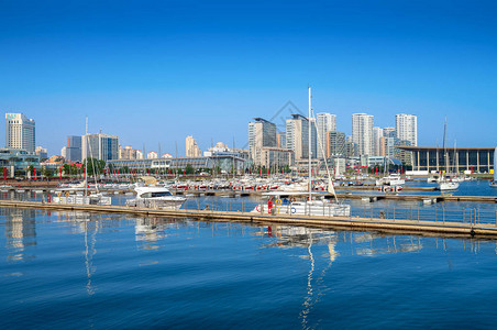 青岛湾游艇码头与城市建筑景观图片