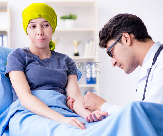 癌症病人看诊医生以在克利尼图片