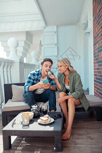 女朋友分享饼干爱的女朋友和坐在阳台上的英俊男人图片