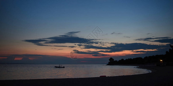 美丽的夏季海日落风景夜晚天空背景图片