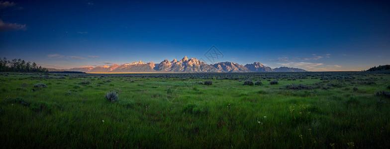 大泰顿山脉早期日光线的全景照射在图片