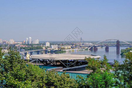 直升机停坪从乌克兰基辅第聂伯河右岸俯瞰堤岸图片