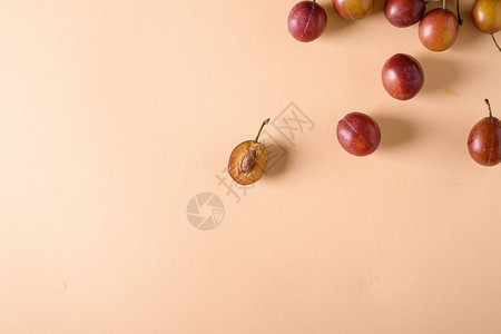 切片半熟的甜李子水果背景图片