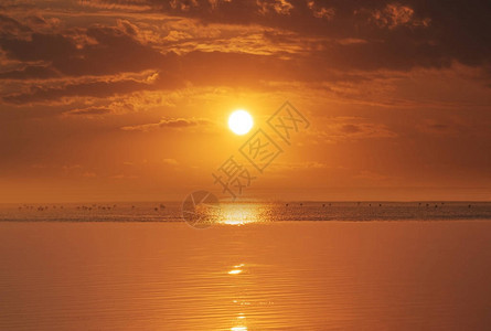 明亮的太阳和戏剧乌云笼罩在亚特兰地海洋上图片