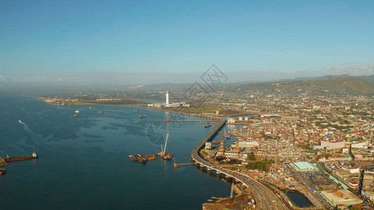 宿务市顶楼港口和货轮以及海上附近有汽车的高速公路图片素材
