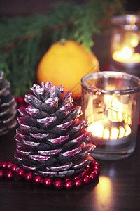 圣诞蜡烛放在玻璃烛台里装图片