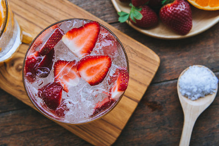 草莓果汁混合甜苏打汽水为健图片