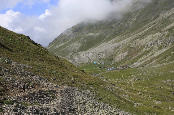 登山者步行前往黑海和土耳其的Vercenik山峰图片