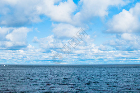 大湖和蓝天与云彩的蓝色广阔的视图清晰的地平线非常适合设图片