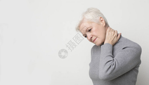 老年妇女感到精疲力竭颈部疼痛无空间图片
