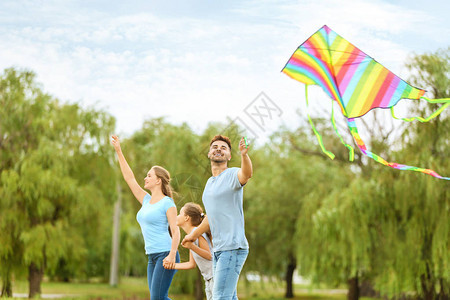 快乐的家庭在户外放风筝图片