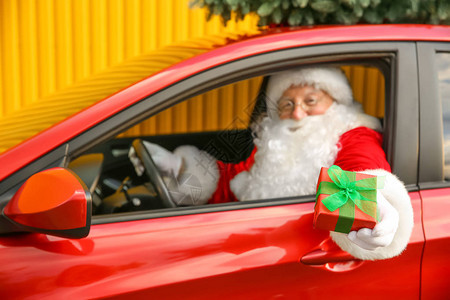 圣诞老人坐在车里时送圣诞礼图片