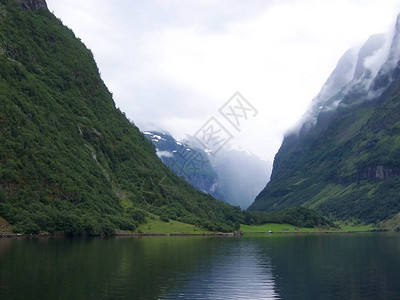 夏季挪威峡湾的美丽风景图片