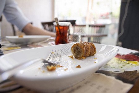 土耳其的Kadayif甜点在古老的桌子上图片